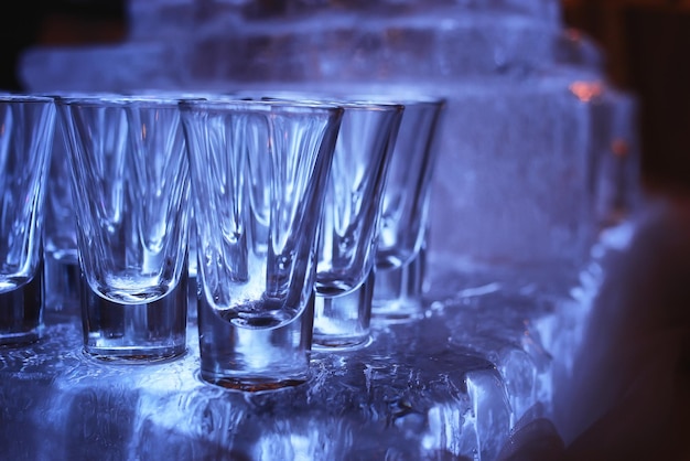 Copas de vino de cristal sobre la mesa servida para la recepción en el restaurante