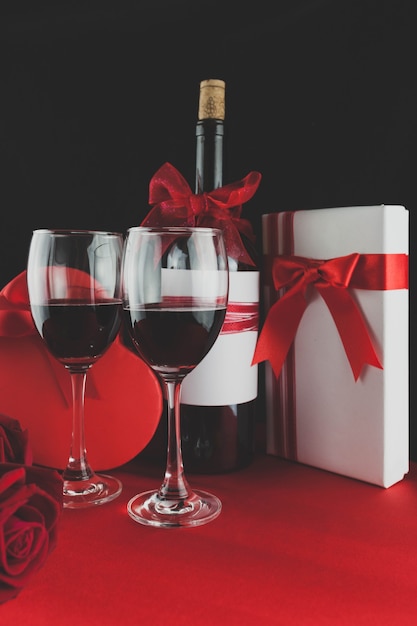 Copas de vino con decoración romántica y regalos