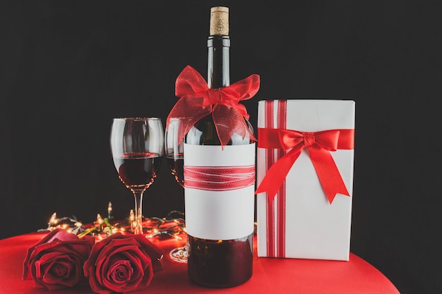 Copas de vino con decoración romántica y regalos