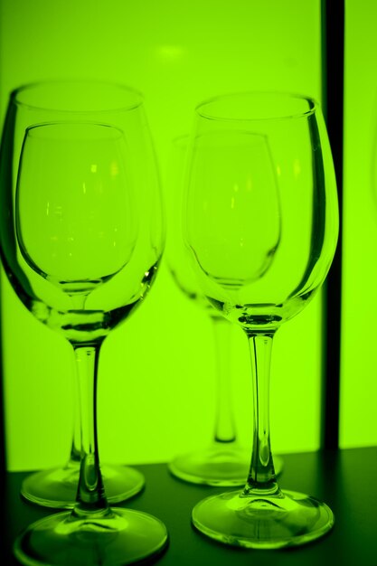 Copas de vino en diferentes colores Copas multicolores en el bar en el restaurante vida nocturna