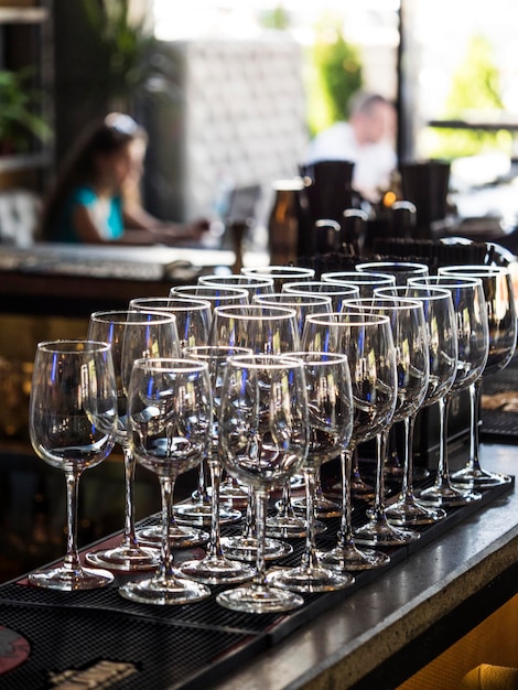 Las copas de vino dispuestas en el mostrador de la barra en el restaurante