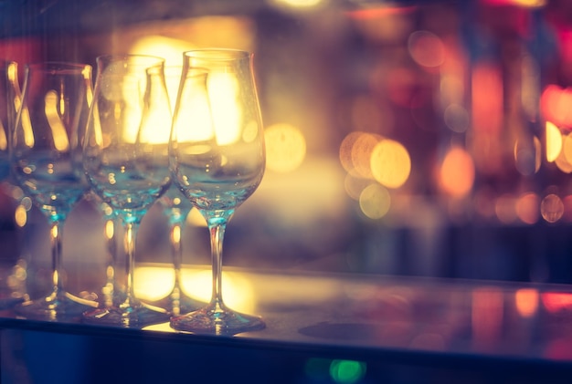 Copas de vino y luces de colores en un club nocturno
