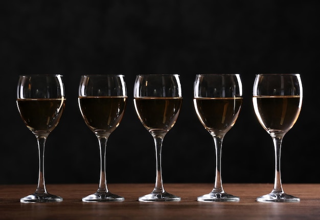Copas de vino medio llenas en una mesa