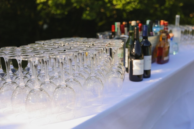 Copas de vino en una mesa con una llena de vino