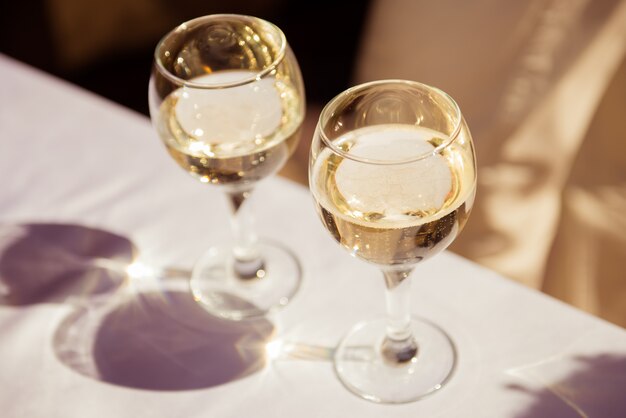 Foto copas de vino en una mesa