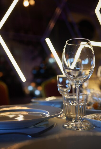 Copas de vino en un restaurante de loft con luz cálida