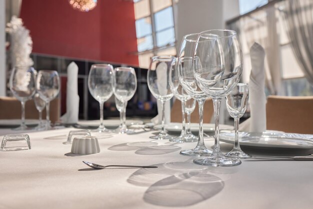 Copas de vino en un restaurante de loft con luz cálida