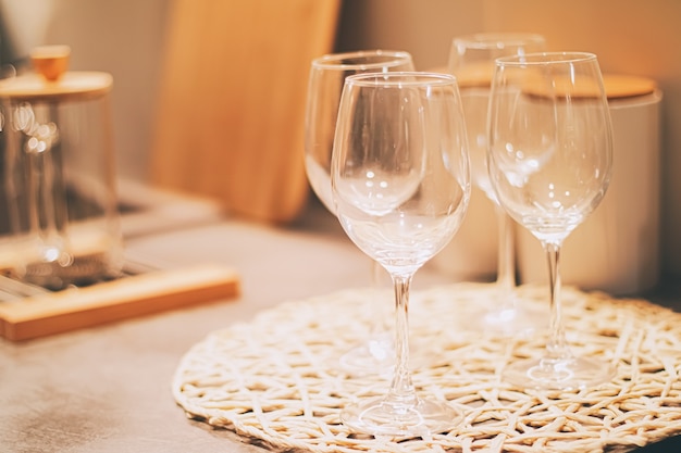 Copas de vino servidas para la cena familiar en la cocina, la decoración del hogar y el concepto de diseño de interiores de lujo