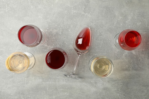 Copas de vino sobre fondo gris, vista superior