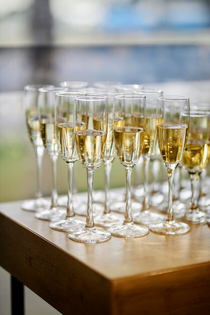 copas de vino sobre la mesa durante la celebración. muchas copas de champán, bokeh