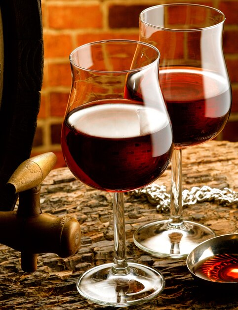 Copas de vino tinto en una bodega de degustación.