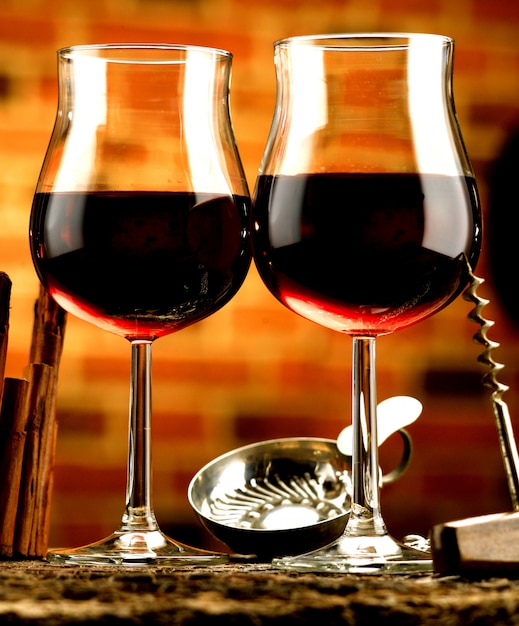 Copas de vino tinto en una bodega de degustación.