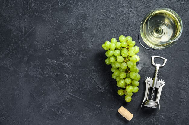 Copas de vino con uvas y corcho