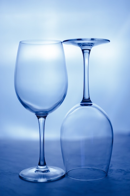 Foto copas de vino vacías en blanco. cuadro abstracto de vidrio.