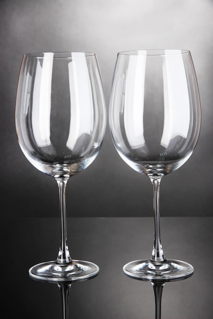 Copas de vino vacías dispuestas sobre fondo gris