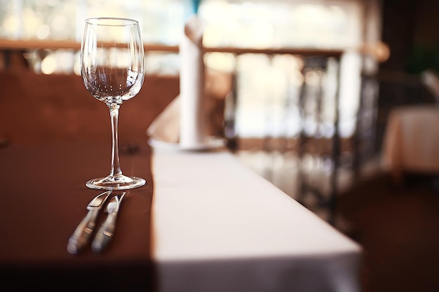 Copas de vino vacías restaurante interior sirviendo / copas de vino de cristal servidas con mucho gusto