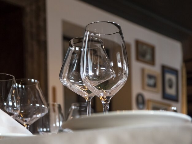 Las copas de vino vacías se sirven en la mesa.