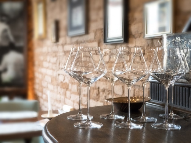 Copas de vino vacías sobre la mesa. Copas de vino de élite en el bar en un interior oscuro.