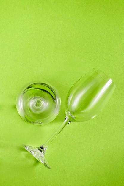 Copas de vino en verde