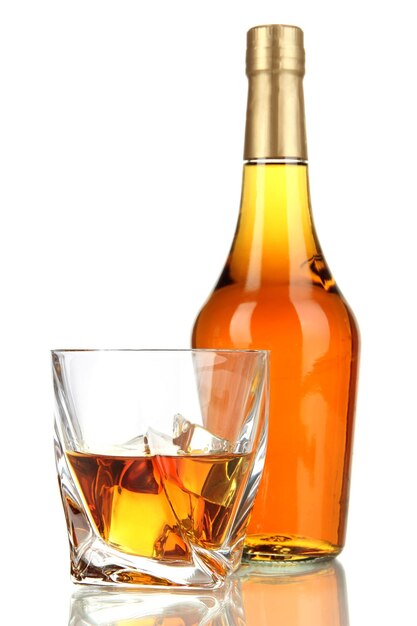 Copas de whisky con botella aislada en blanco
