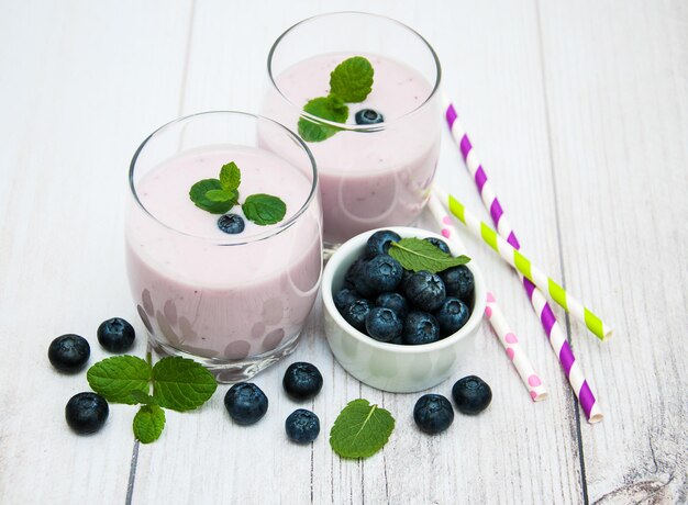 Copas con yogur de arándanos en una mesa