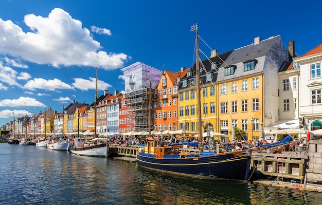 COPENHAGEN DENMARCA 29 de mayo de 2014 Barcos en Nyhavn en Copenhague Nyhavn es un distrito de entretenimiento y canales frente al mar del siglo XVII