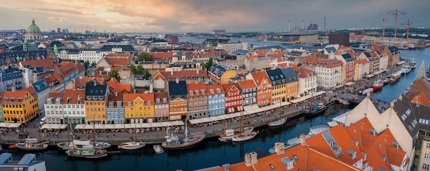 Copenhague, Dinamarca. 10 de agosto de 2021. Vista aérea del famoso muelle de Nyhavn con coloridos edificios y barcos en Copenhague, Dinamarca. El lugar más popular de Copenhague.