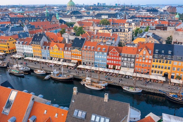 Copenhague, Dinamarca. 10 de agosto de 2021. Vista aérea do famoso cais Nyhavn, com edifícios coloridos e barcos em Copenhague, Dinamarca. O lugar mais popular de Copenhague.