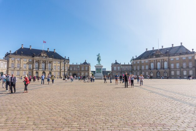 Copenhague, Dinamarca - 23 de agosto de 2017: Amalienborg es el hogar de la familia real danesa y el monumento del rey Federico V