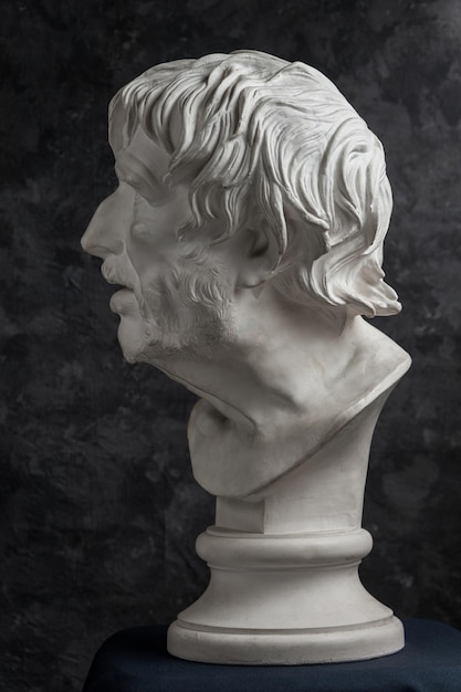 Cópia de gesso branco da antiga estátua de Lucius Seneca cabeça para artistas em um fundo escuro texturizado. Sêneca 4 AC-65 DC Filósofo romano estóico, estadista e tutor do futuro imperador Nero.