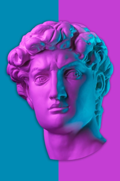 Cópia de gesso da estátua principal david em cores neon brilhantes para artistas em um rosto de fundo colorido famoso