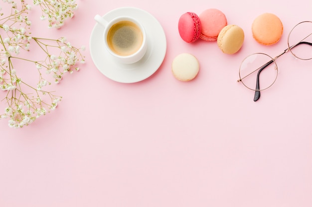 Copia espacio fondo rosa con café y dulces