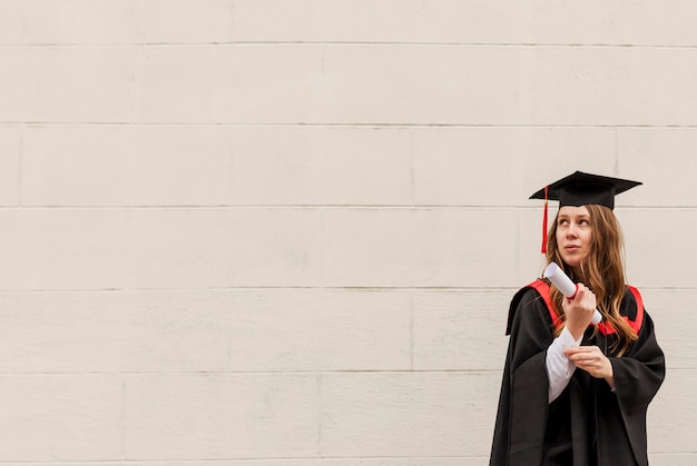 Foto copia espacio joven en la graduación