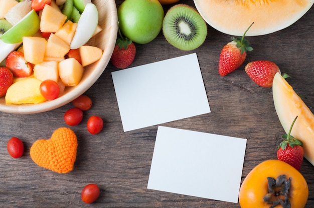 Foto copia espacio en papel de cuaderno y ensalada de frutas