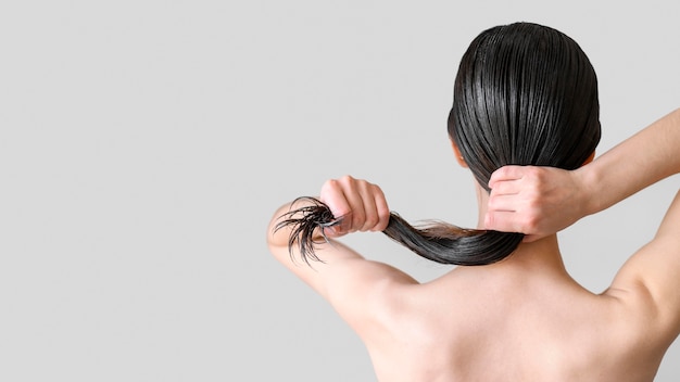 Cópia-espaço mulher com cabelo limpo