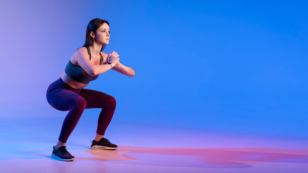 Cópia-espaço mulher fazendo exercícios