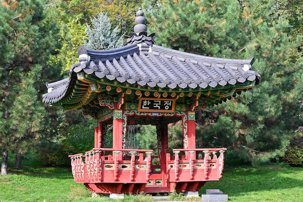 Una copia del pabellón de los reyes coreanos en el jardín botánico de la ciudad de Kyiv