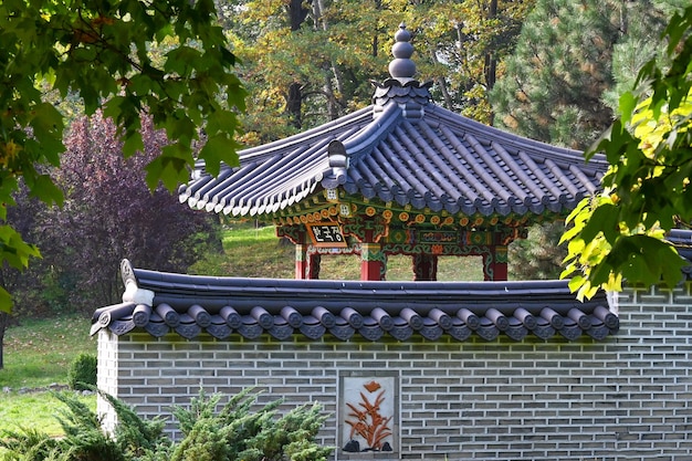 Una copia del pabellón de los reyes coreanos en el jardín botánico de la ciudad de Kyiv