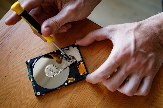 Copia de seguridad de datos del disco duro. Repare el disco duro en la mesa de madera.