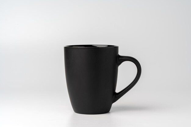 Copia de la taza de café negra en el fondo blanco