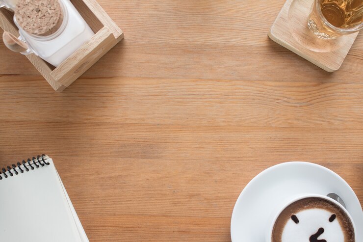 Foto copiar el espacio de la mesa en la tienda de café con un diseño de la taza de latte para hacer menú de fondo
