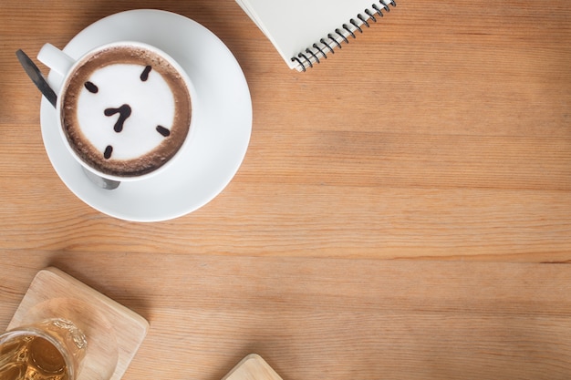 Copiar el espacio de la mesa en la tienda de café con un diseño de la taza de latte para hacer menú de fondo