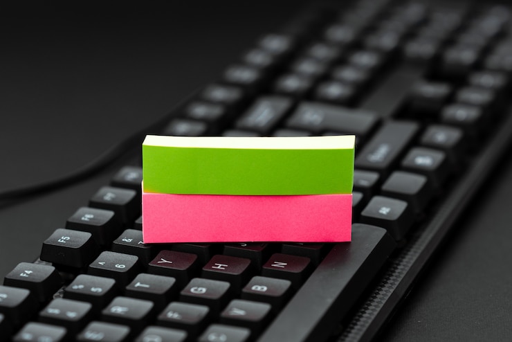 Foto copiar ideas antiguas crear nuevas, transferir notas escritas, escribir códigos de computadora, escribir transcripciones, comenzar novelas con poemas nuevos, charlar con amigos, familia