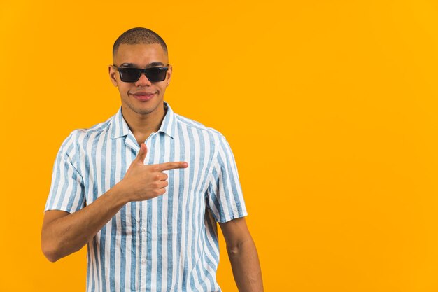 Copie a ideia de espaço positivo jovem empresário masculino adulto em óculos de sol durante a postagem de férias de verão