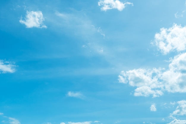 Copie el concepto mínimo del espacio del cielo azul del verano y del fondo en blanco abstracto de la nube blanca.