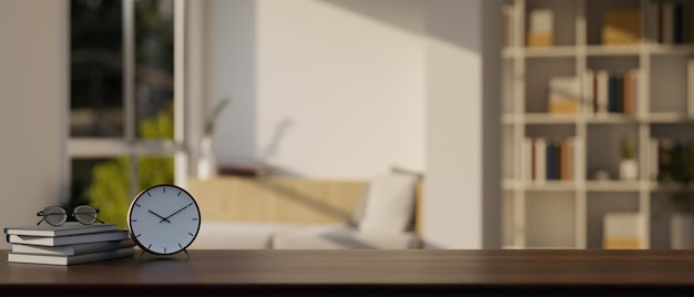 Copie el espacio con anteojos de despertador y libros sobre una mesa de madera sobre una sala de estar borrosa