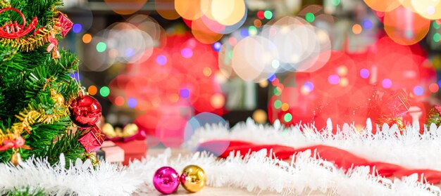 Copie el espacio a la derecha Árbol de Navidad en bokeh y adorno de fondo borroso y concepto de luces desenfocadas abstractas Día de Navidad momentos destacados felices luz navideña feliz nueva temporada de habitación nocturna