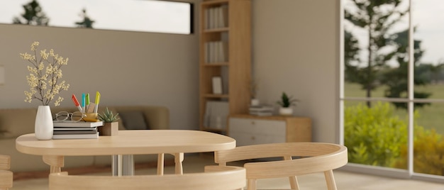 Copie el espacio en una mesa con libros, papelería, vasos y jarrón de flores en una sala de estar mínima