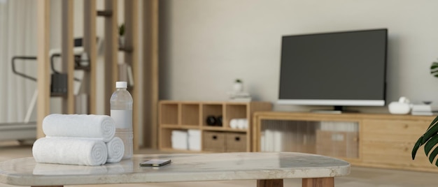 Copie el espacio en la mesa de mármol sobre la sala de estar mínima borrosa con TV y equipo deportivo