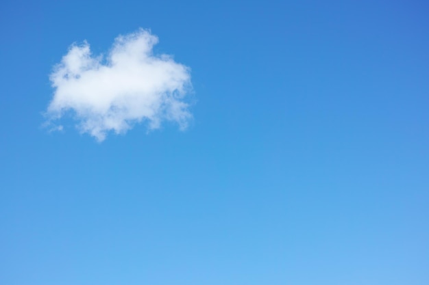 Copie el espacio con nubes de cúmulos en un cielo azul claro desde abajo Hermosa panorámica de un paisaje de nubes blanco y esponjoso para un clima fresco y una temporada de clima soleado en la atmósfera al aire libre